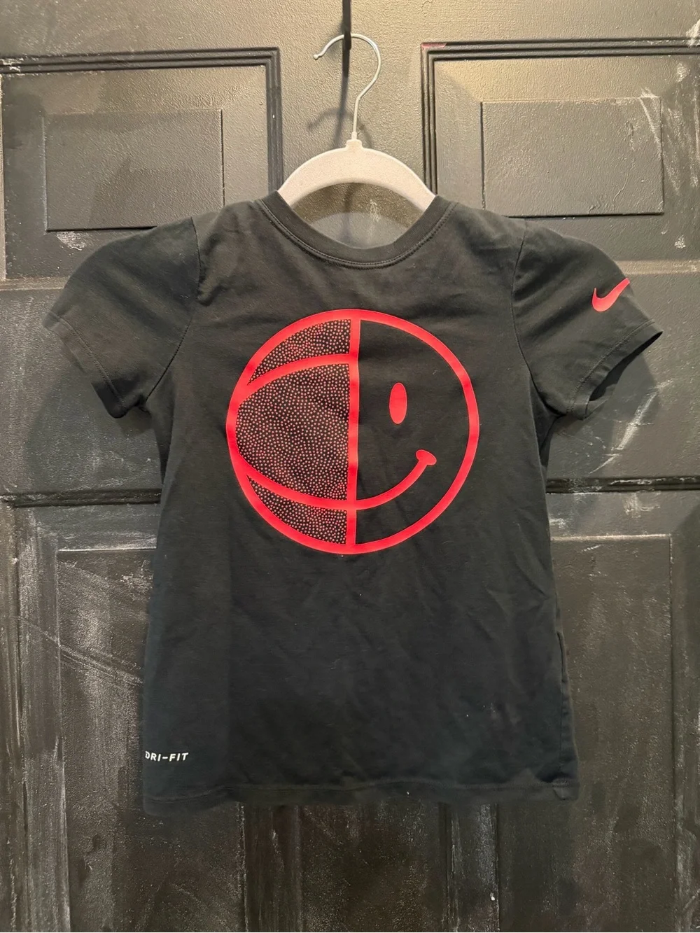 Nike Kids' Black Dri-FIT Smiley Basketball Graphic Tee - small